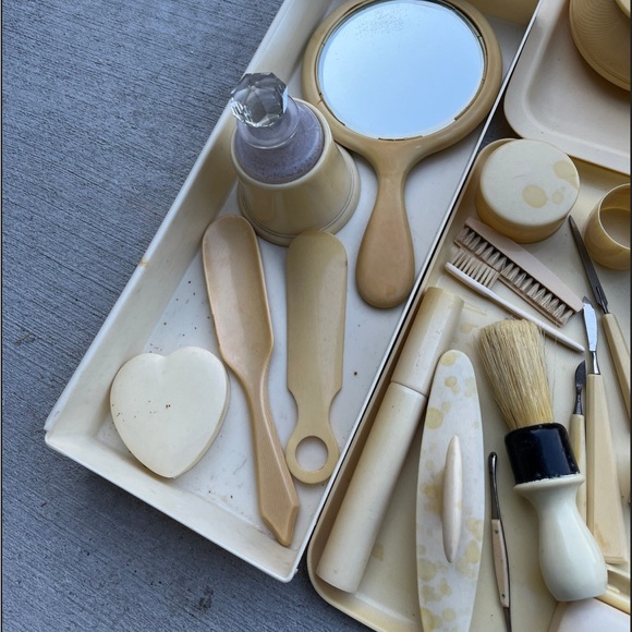 VINTAGE YELLOW CELLULOID VANITY SET - Picture 4 of 4